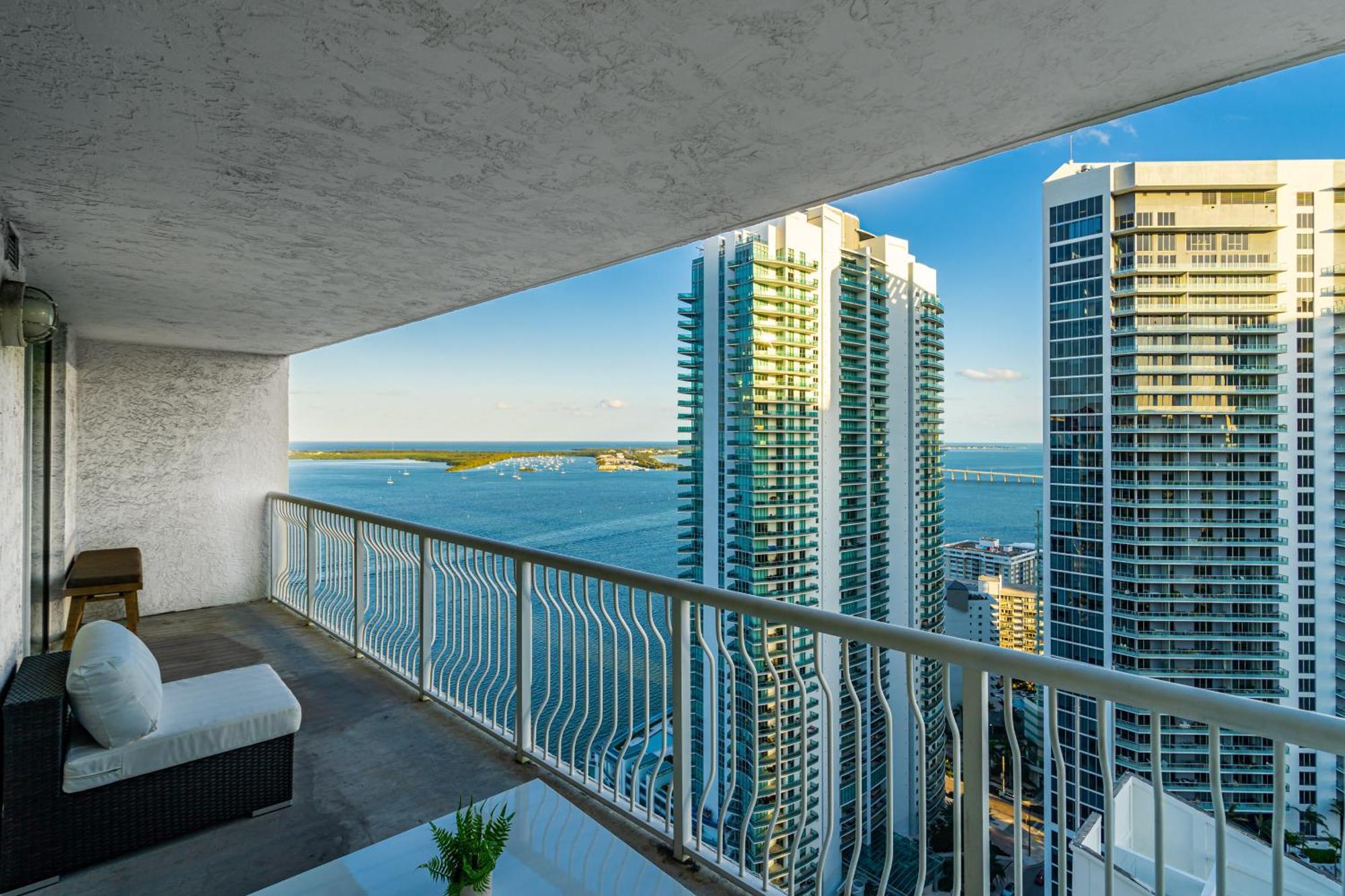 Beautiful 1 Bedroom Overlooking The Ocean And Downtown Brickell